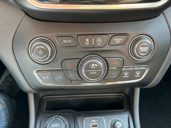 Jeep Cherokee Limited 4WD – Image 17