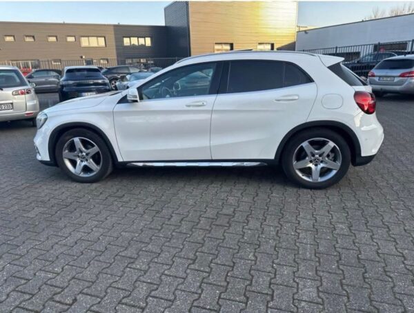 Mercedes-Benz GLA 200 AMG – Image 4